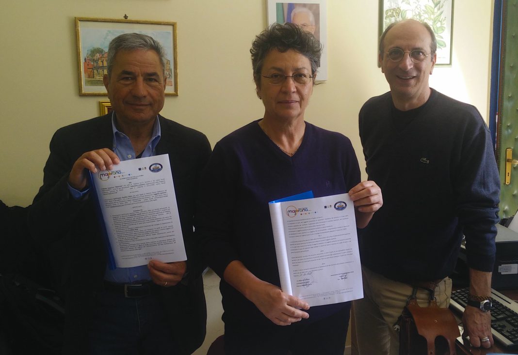 Firma del protocollo di intesa tra l’associazione Sant’Erasmo e l’Istituto Majorana. Da sinistra: Santi Gatto, Melchiorra Greco e Angelo Dolcemascolo 